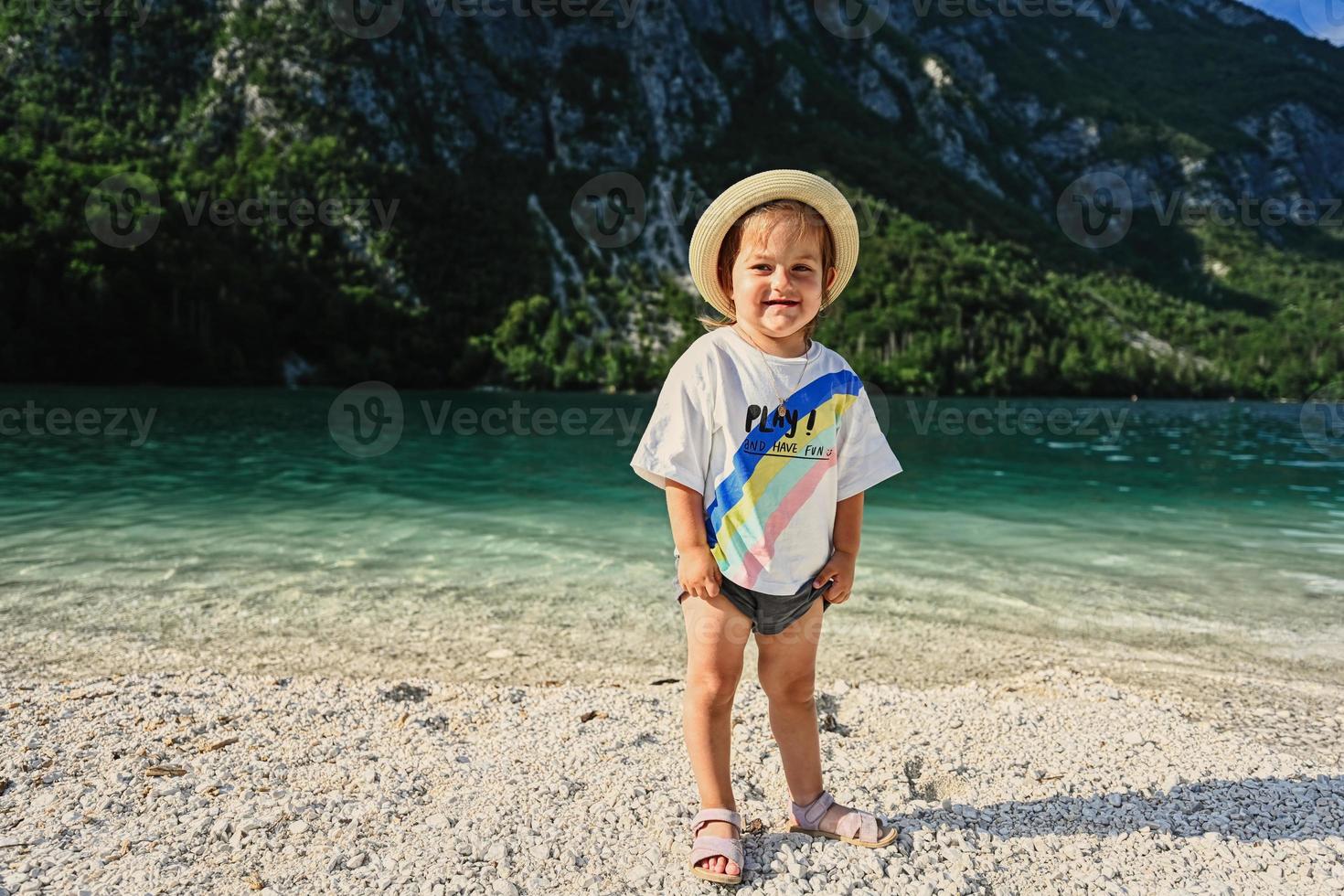 bebis flicka mot sjö bohinj, de största sjö i Slovenien, del av triglav nationell parkera. foto