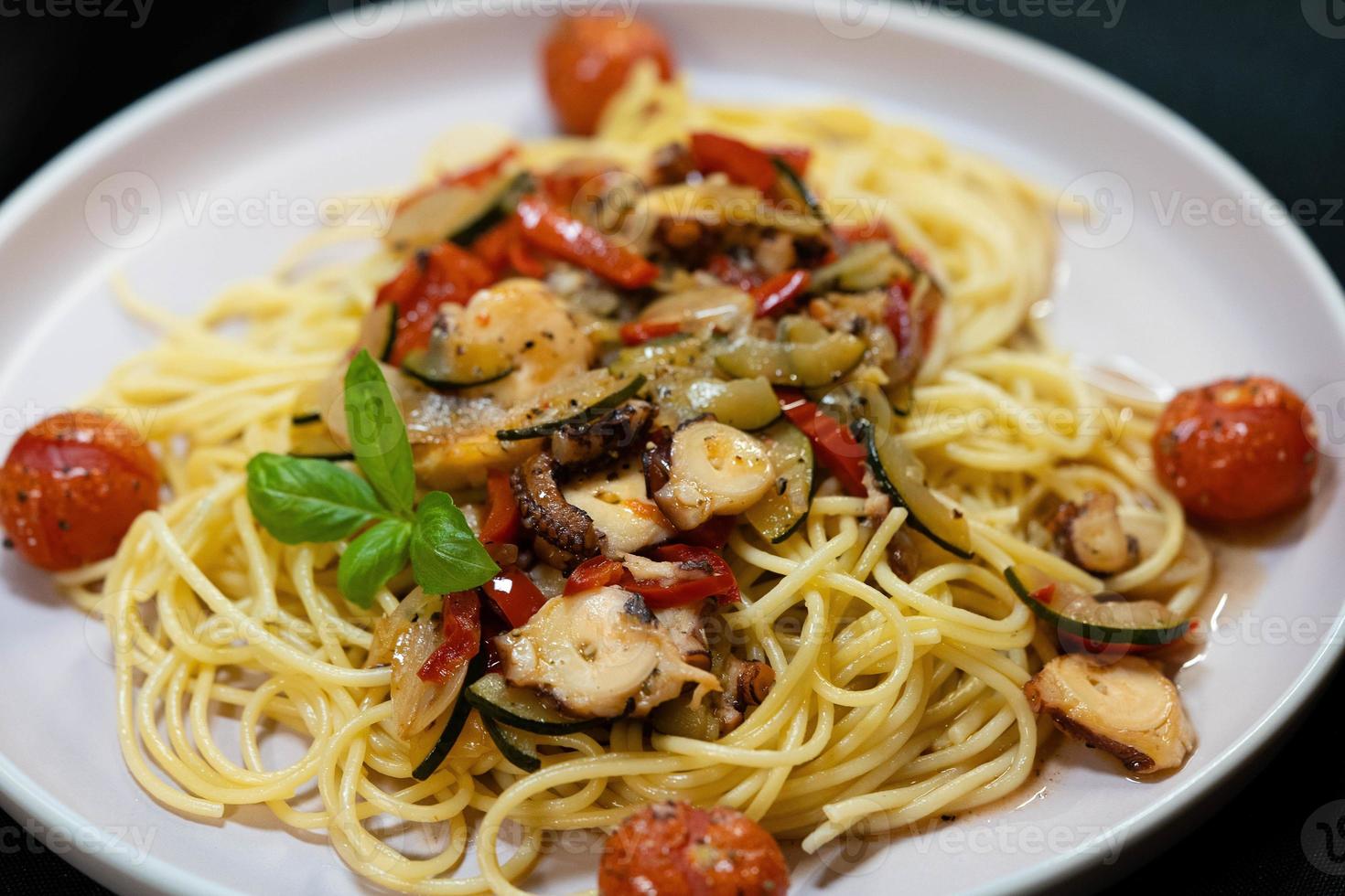 italiensk skaldjur pulpo med pasta foto