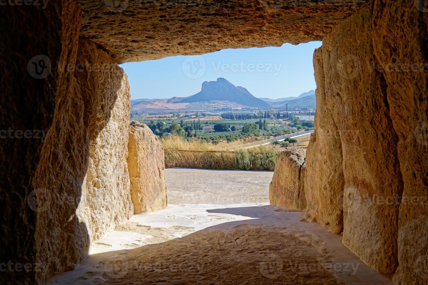 interiör av de megalitisk monument dolmens i antequera med de naturlig monument de älskare sten i de bakgrund. turistiska resa till Spanien. historisk intressera och unesco värld arv webbplats. foto