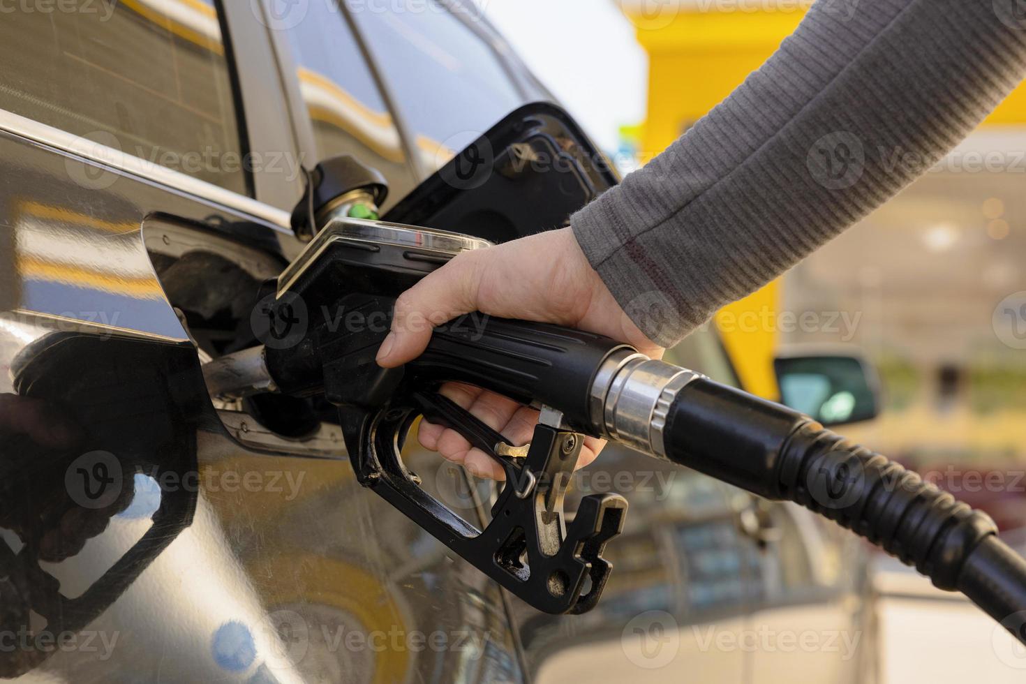 bil tankning på de bensin station. man påfyllning de bil med bränsle. stänga upp se. bensin, diesel är få Mer dyr. bensin industri och service. bensin pris och olja kris begrepp. foto