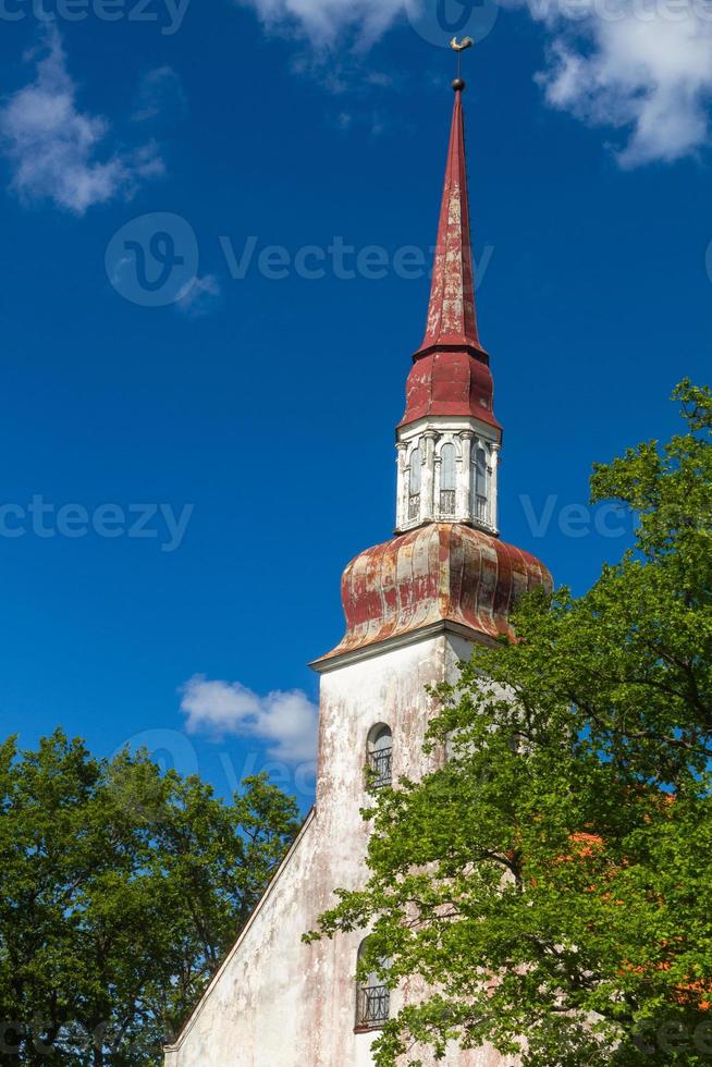 luthersk kyrka i sommar foto