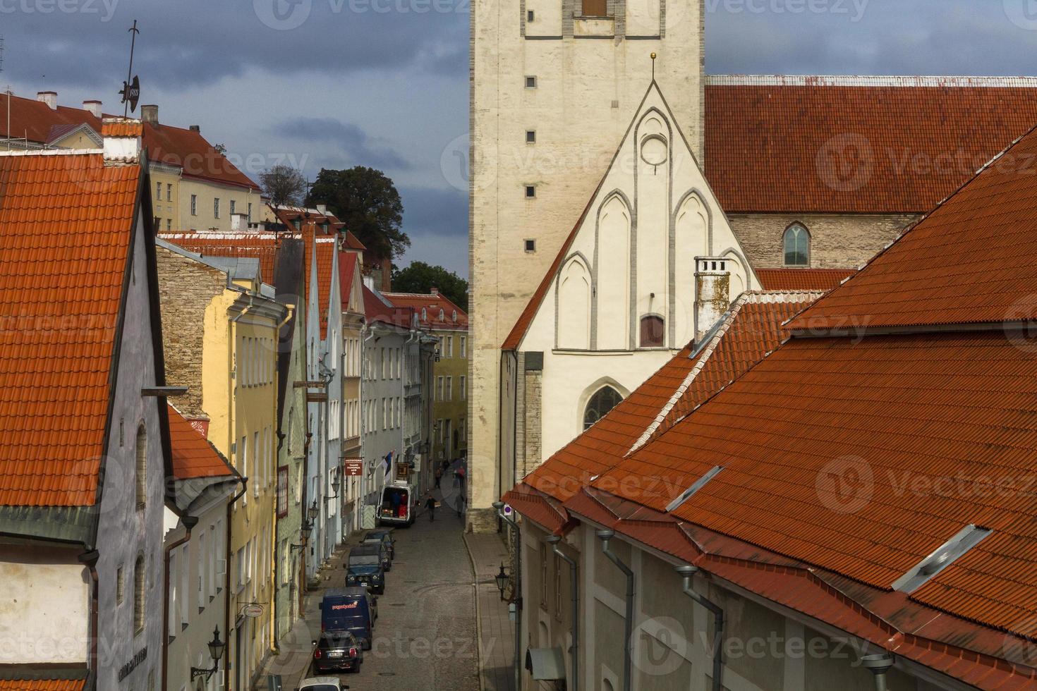 gammal stad av tallinn i sommar foto