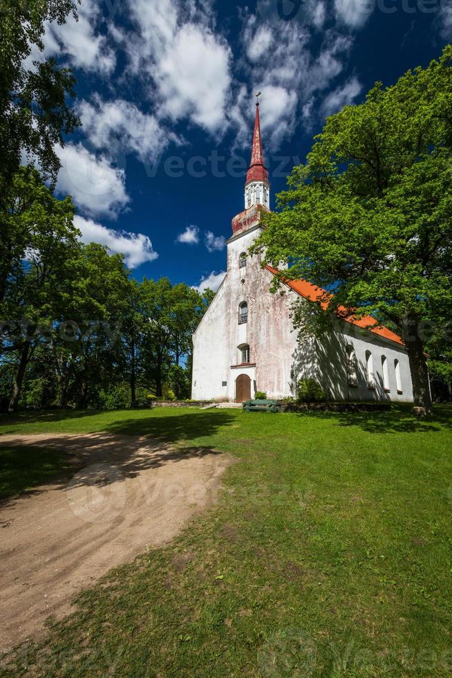 luthersk kyrka i sommar foto