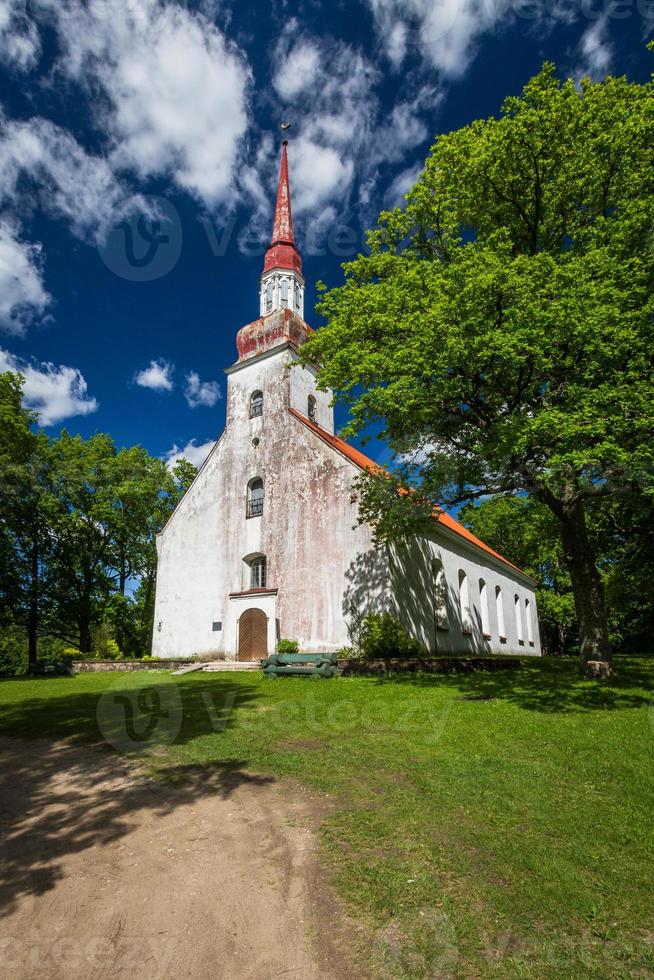 luthersk kyrka i sommar foto