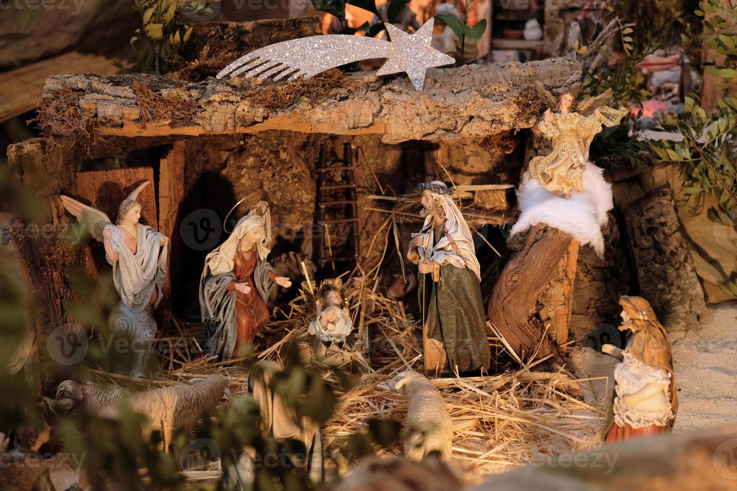 nativity scen med bebis Jesus. de magi i de nativity scen. kristen tradition har den den där tre kungar besökta Jesus. foto