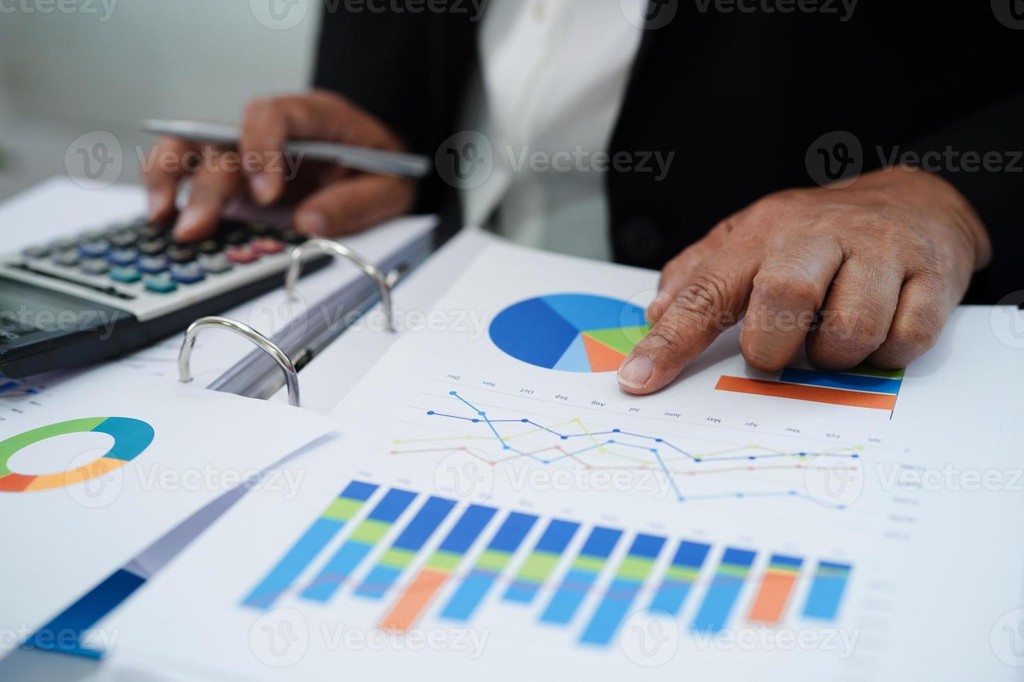 affärskvinna som arbetar och analyserar med statistisk graf på kontoret. foto