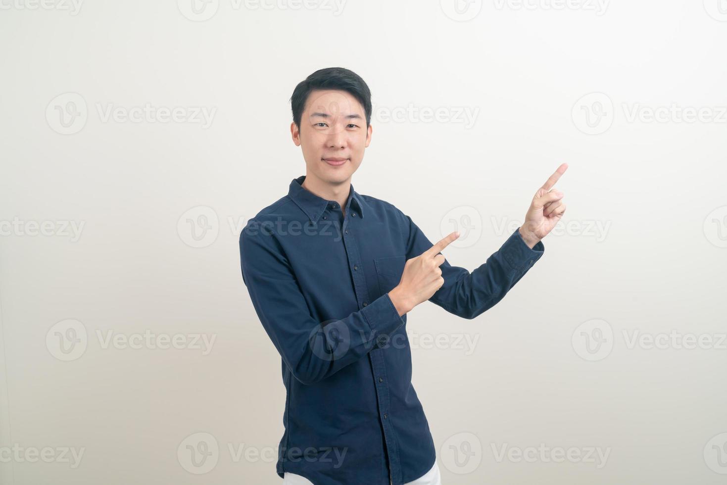 asiatisk man med hand som pekar eller presenterar på vit bakgrund foto