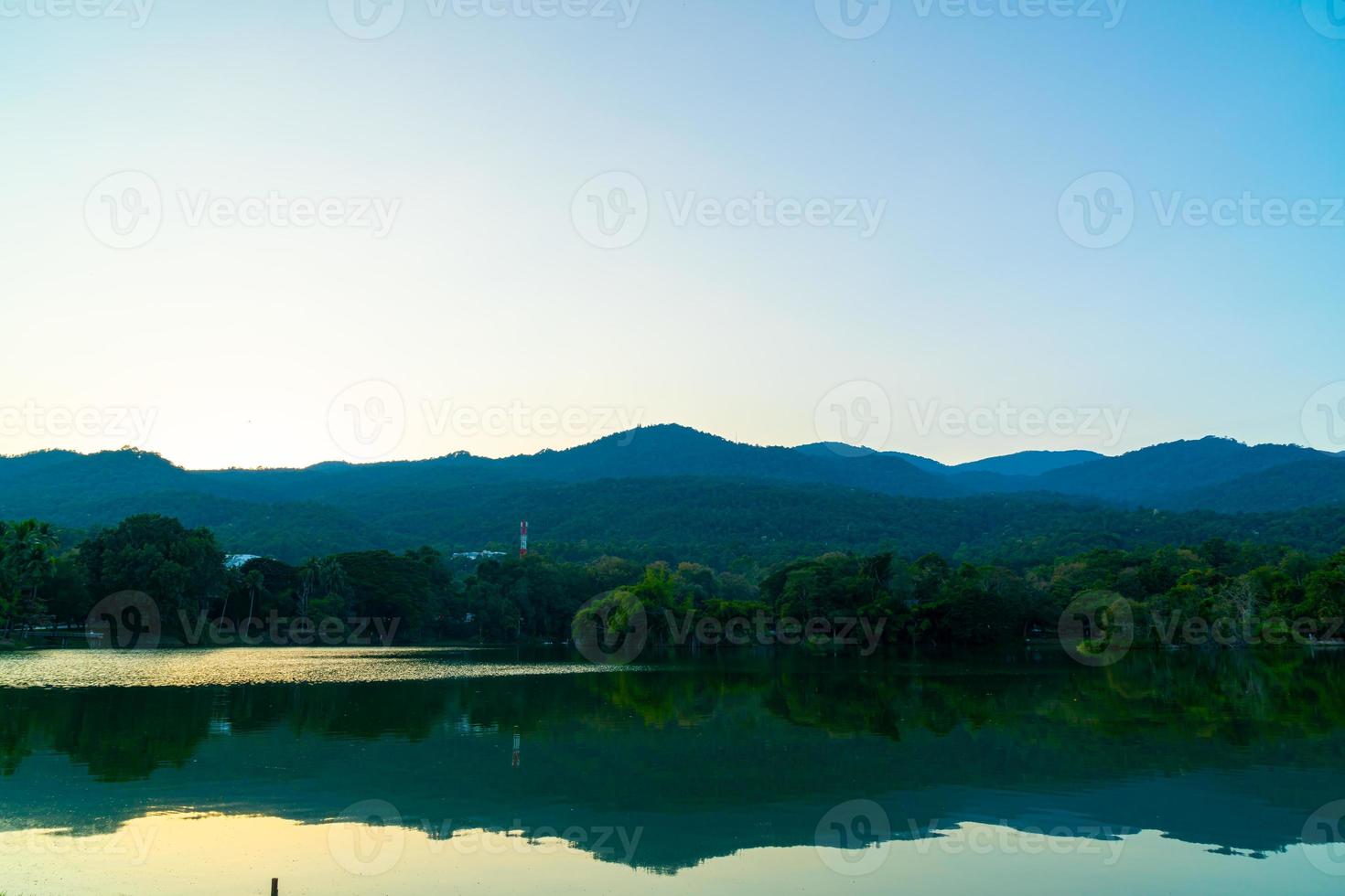 ang kaew sjö vid Chiang Mai universitet med skogsklädda berg foto