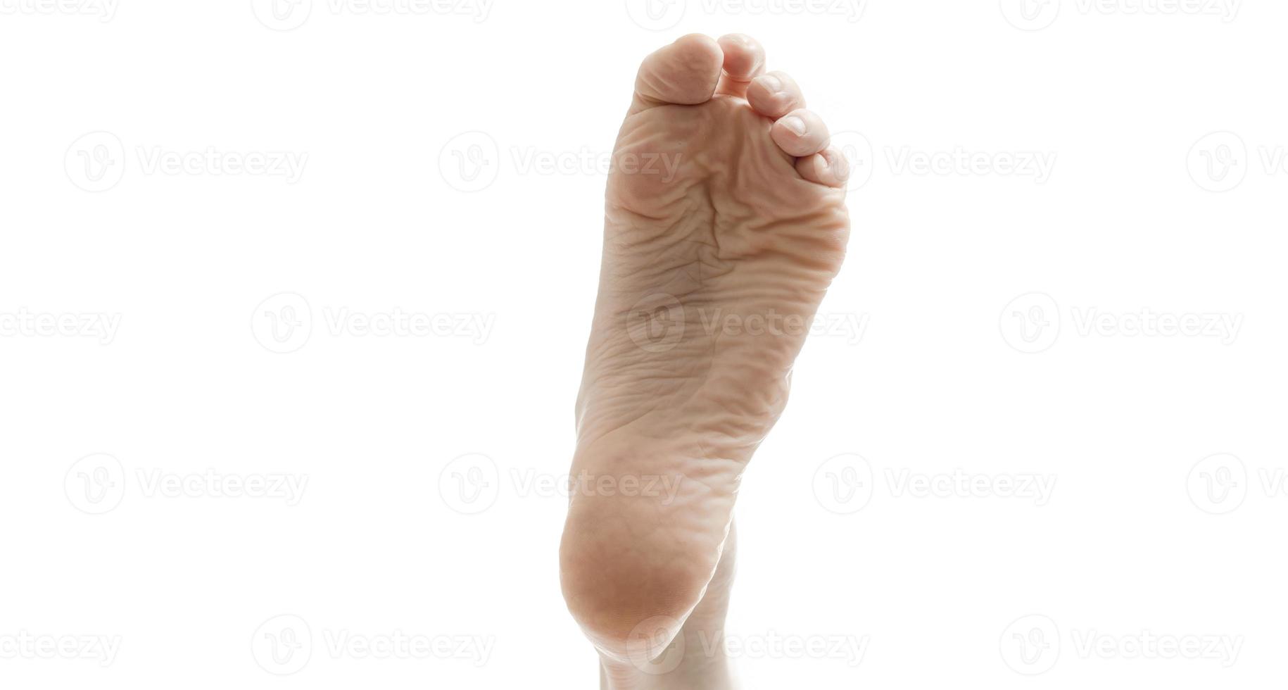 vackert vårdad kvinna ben på en vit bakgrund foto