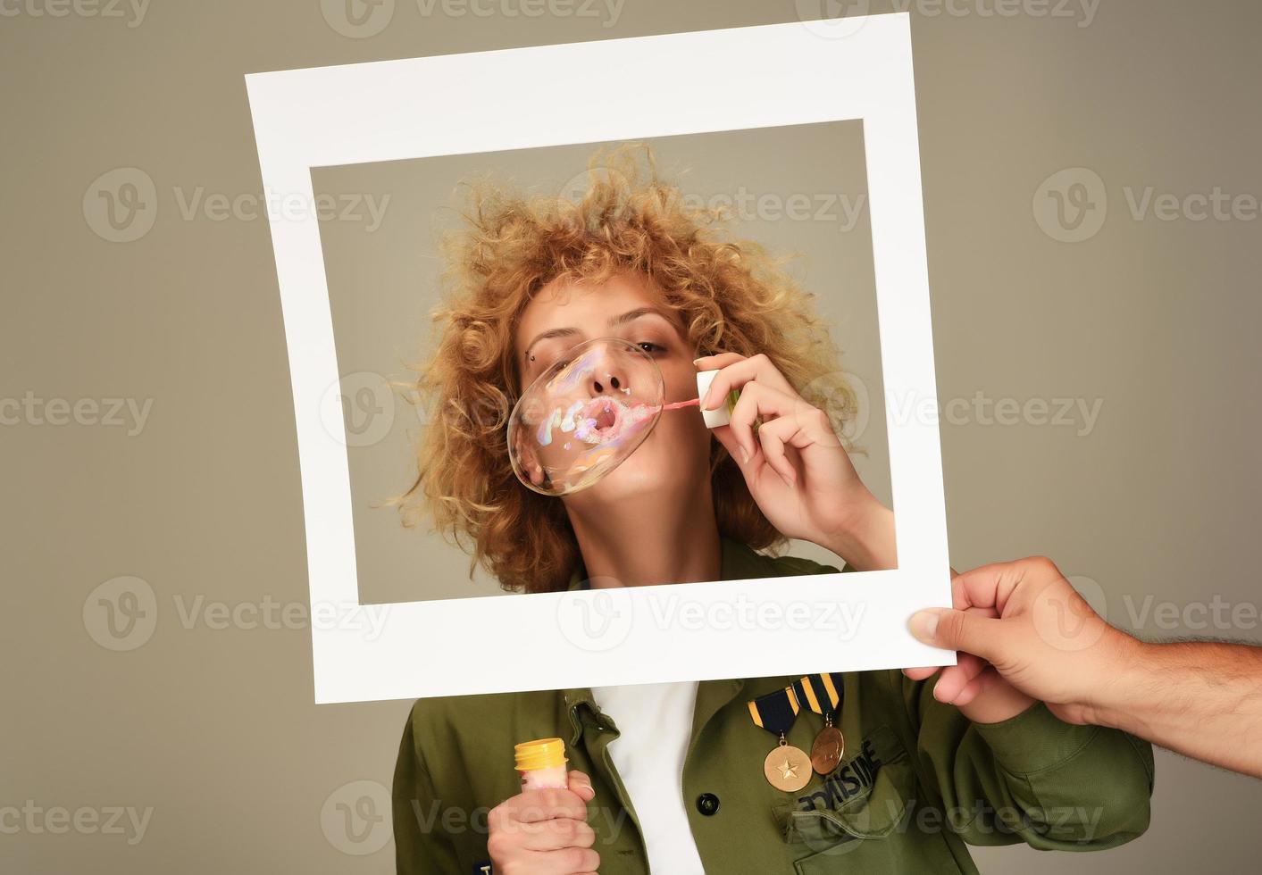 attraktiv ung kvinna modell blåser tvål bubblor foto