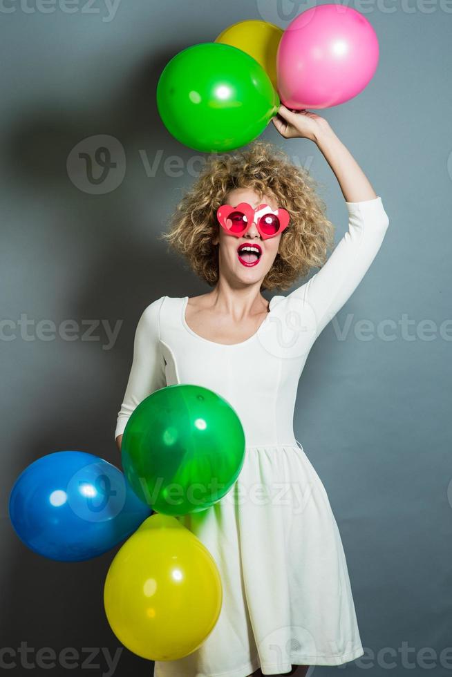 rolig blond kvinnor innehav ballonger fira ny år foto