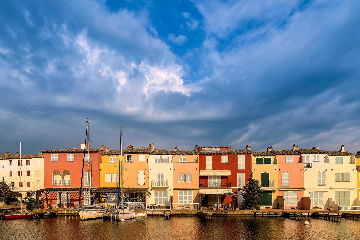 naturskön se av hamn grimaud mot dramatisk sommar himmel foto