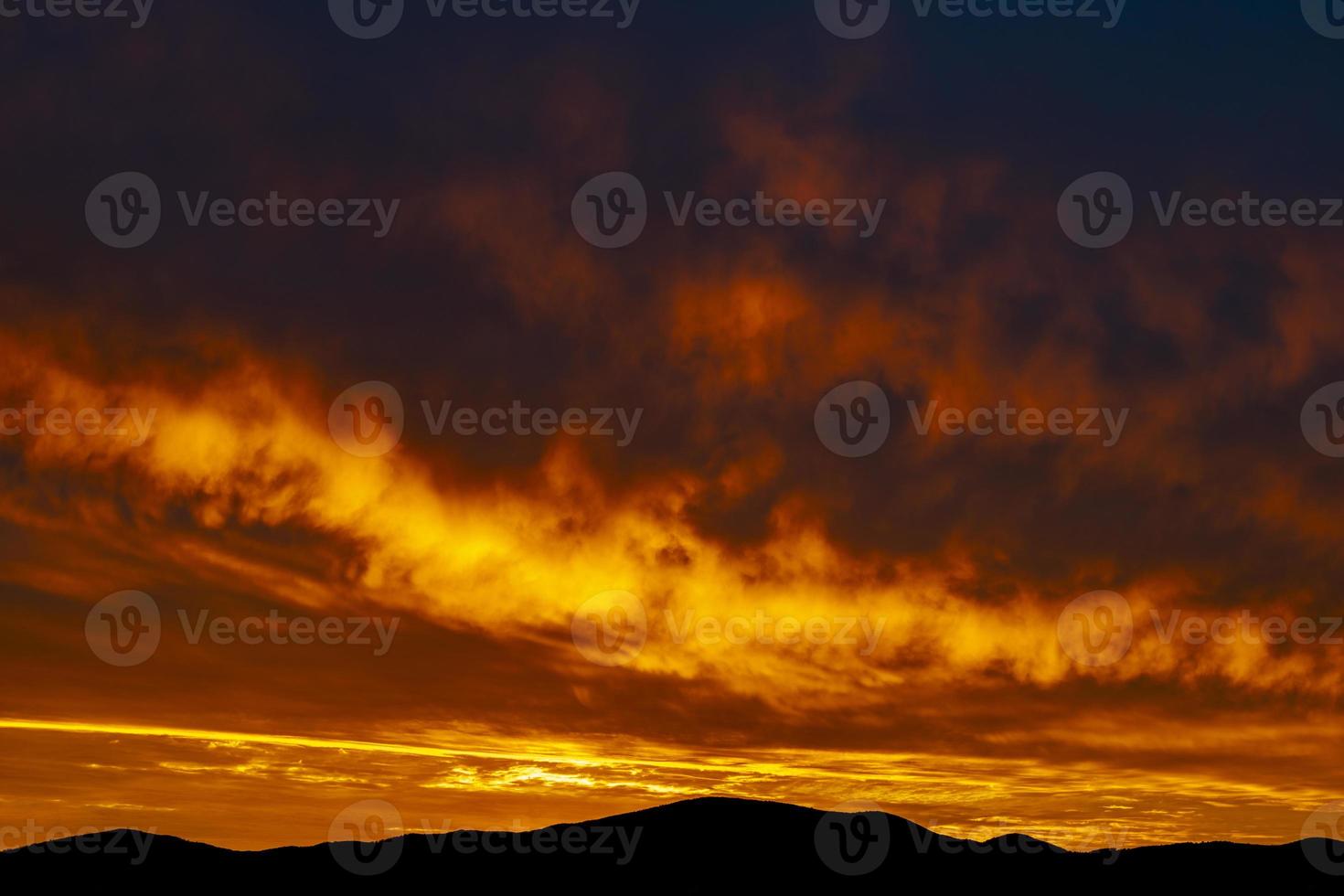 de skön färger av de moln under soluppgång över kullar i silhuett foto
