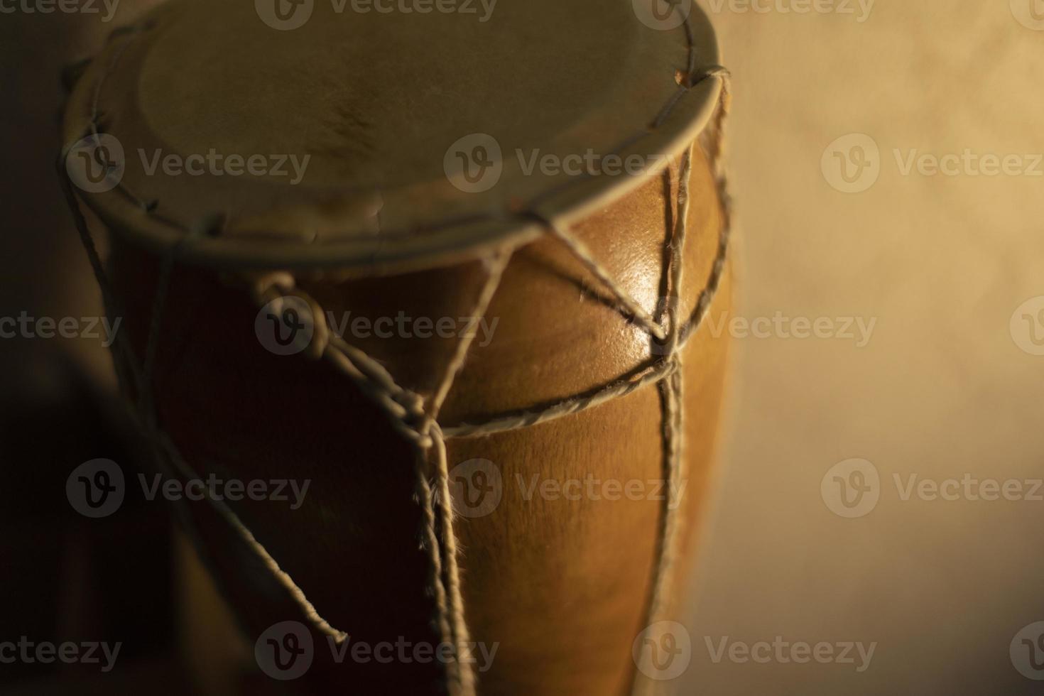 trä- trumma. afrikansk percussion instrument. traditionell musikalisk instrument. foto