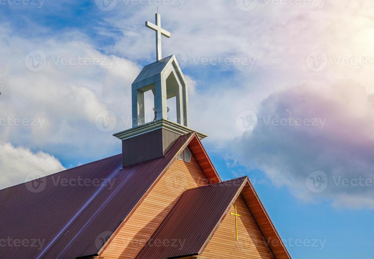 vit korsa på de tak av de asiatisk basilika av christ mot de bakgrund av de dagtid himmel. mjuk och selektiv fokus. foto