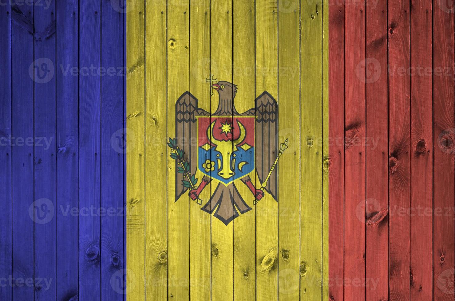 moldavien flagga avbildad i ljus måla färger på gammal trä- vägg. texturerad baner på grov bakgrund foto