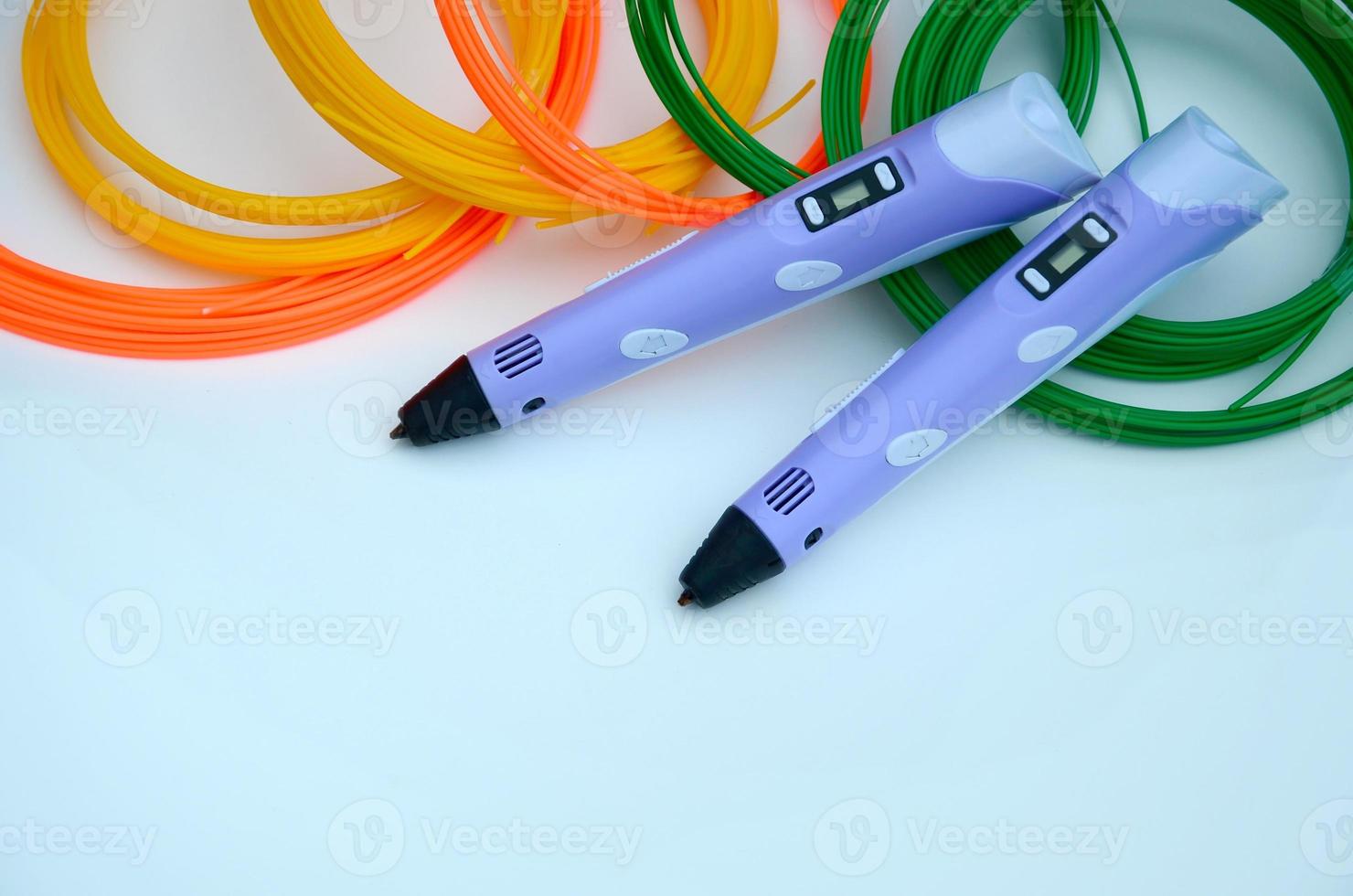 topp se på 3d penna och utrustning av färgrik magmuskler plast tråd foto