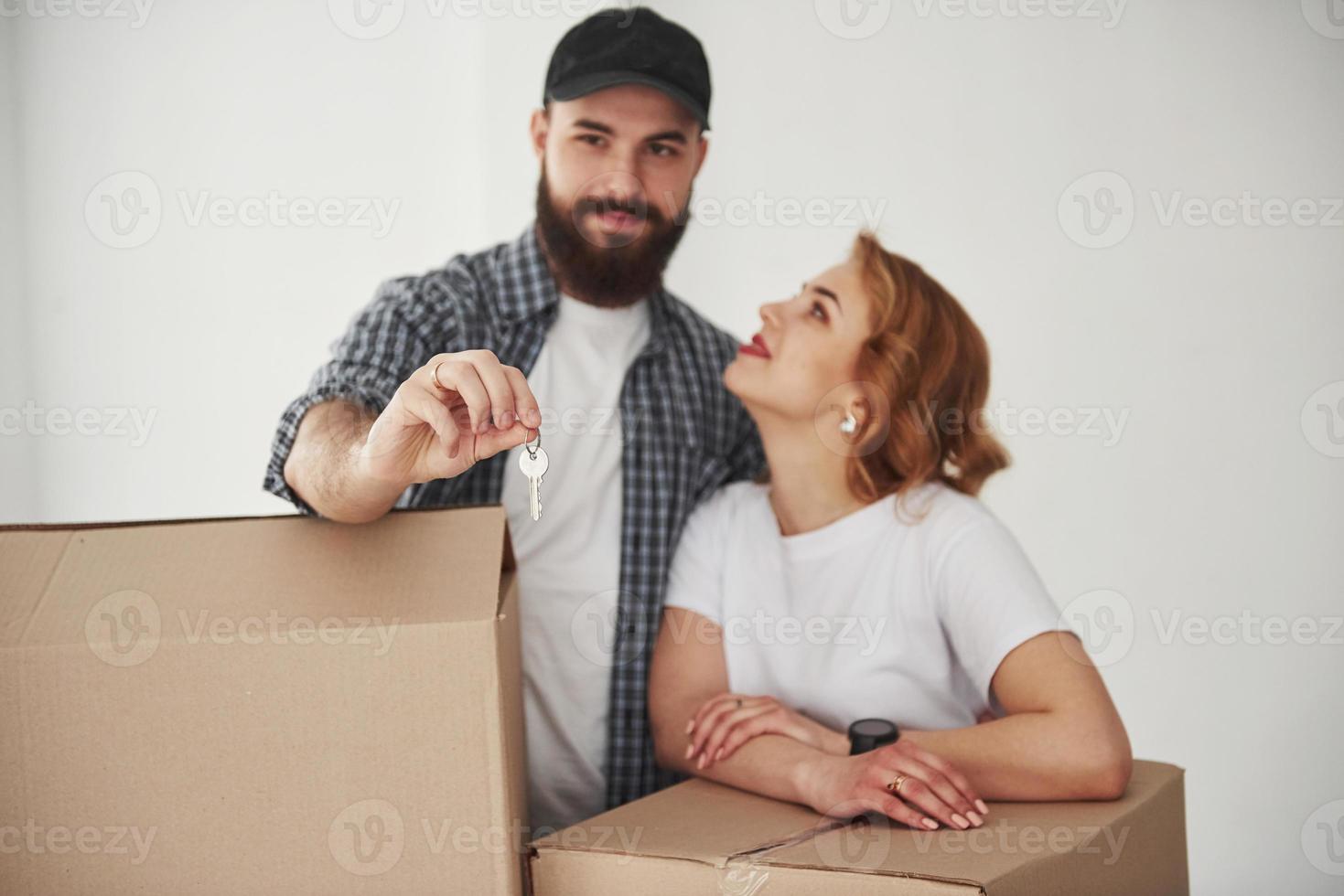 föreställning om att flytta. lyckligt par tillsammans i sitt nya hus foto