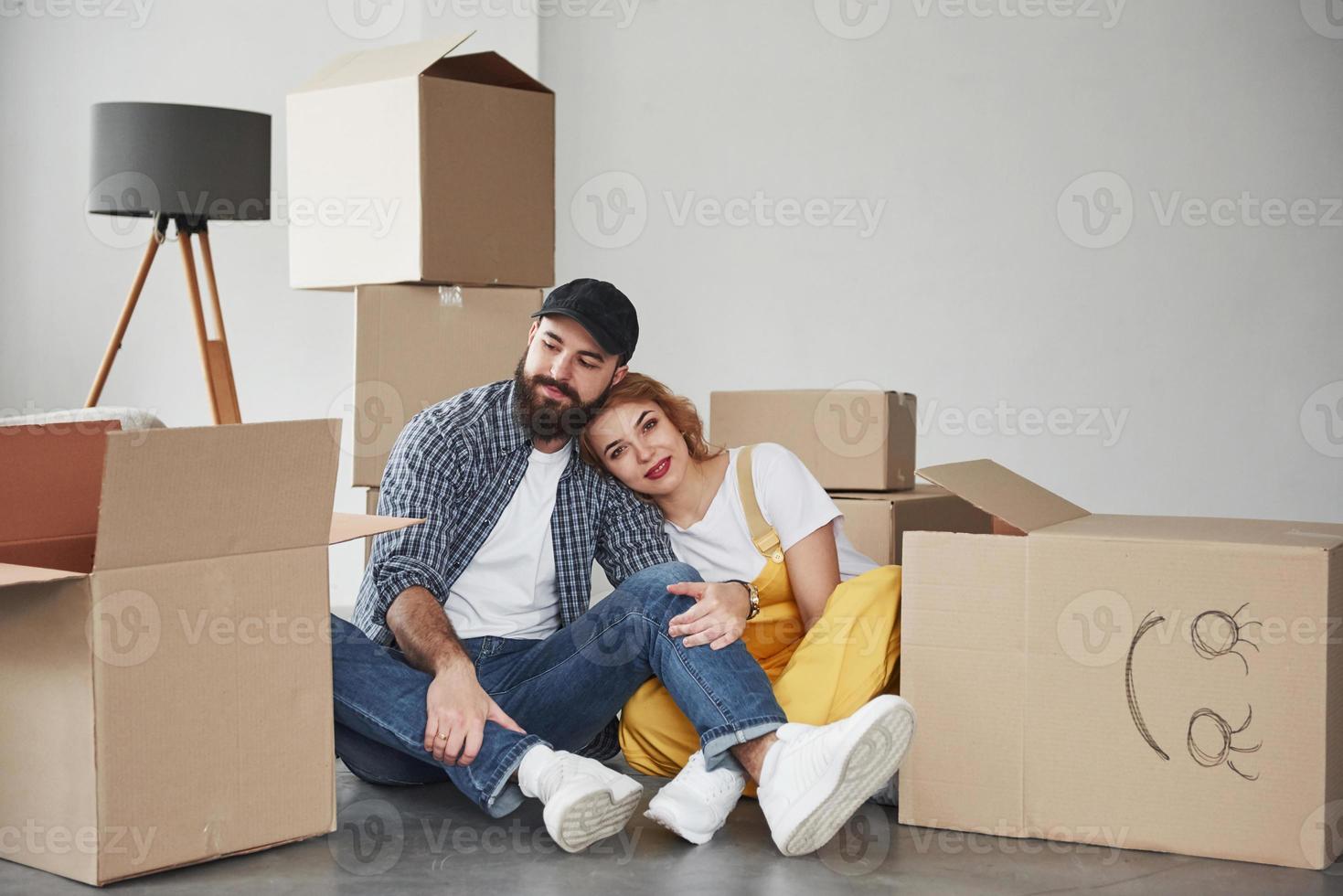 jobb nästan klart. lyckligt par tillsammans i sitt nya hus. föreställning om att flytta foto