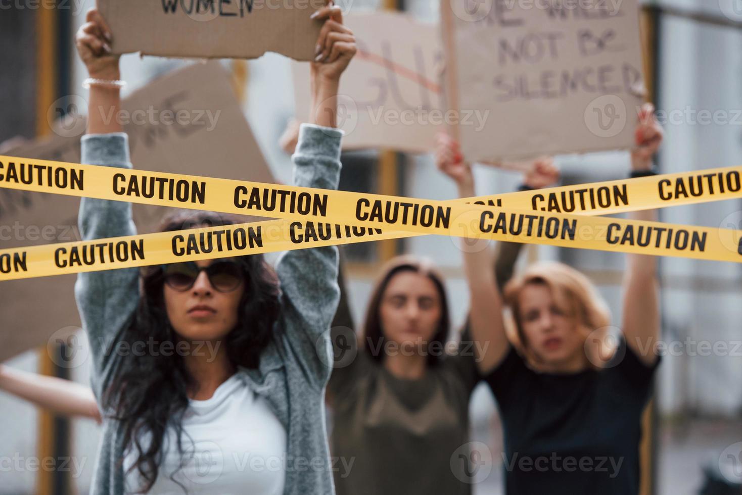 allt är i aktion. grupp feministiska kvinnor protesterar för sina rättigheter utomhus foto