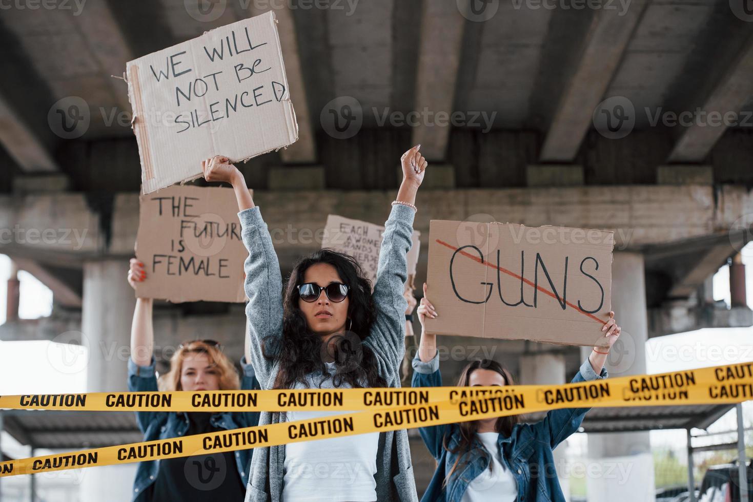 det kommer att bli framgång. grupp feministiska kvinnor protesterar för sina rättigheter utomhus foto