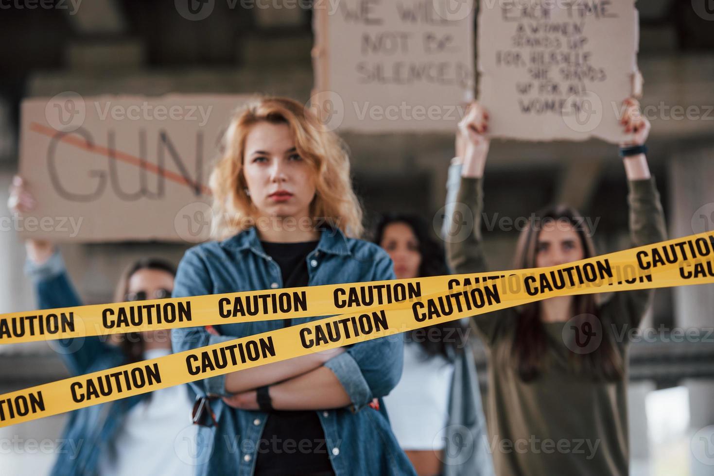 självsäker blick. grupp feministiska kvinnor protesterar för sina rättigheter utomhus foto