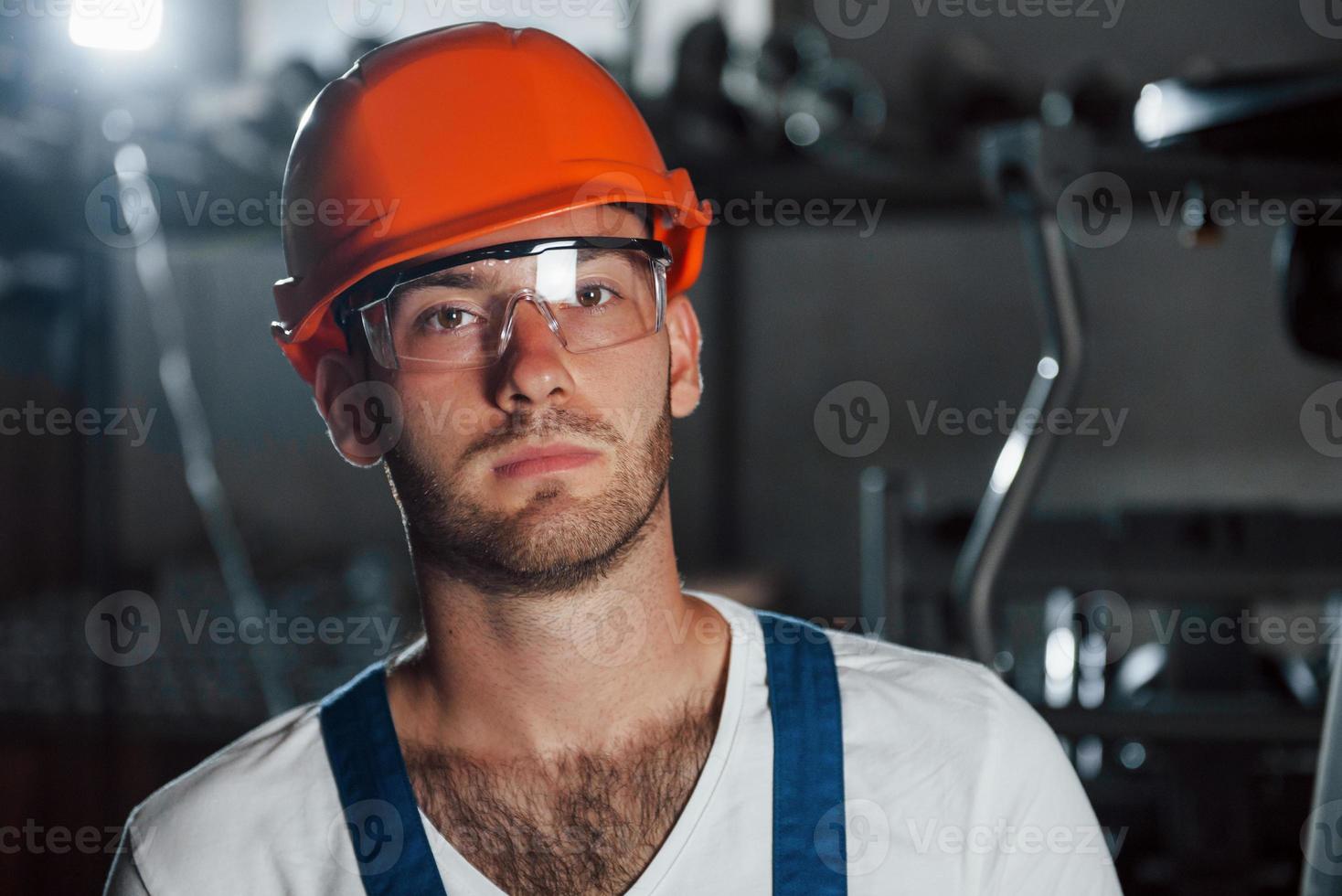 porträtt av ingenjör i metallurgisk fabrik i skyddande hjälm och glasögon foto