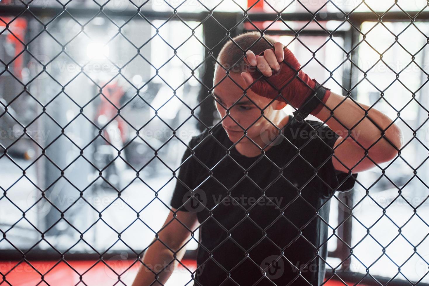 tar en ha sönder. sportsman på boxning ringa ha träning. lutande på de staket foto