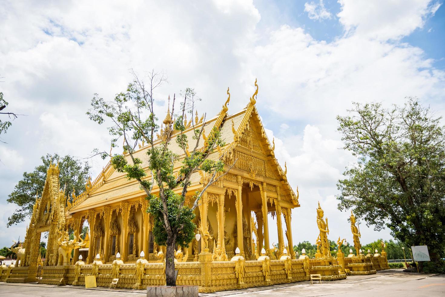 det gyllene templet i Wat paknam Jolo, Thailand foto
