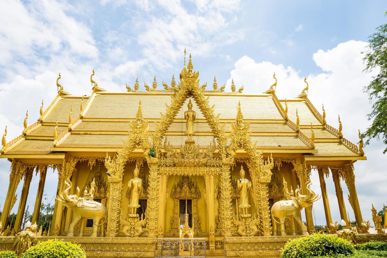 det gyllene templet i Wat paknam Jolo, Thailand foto