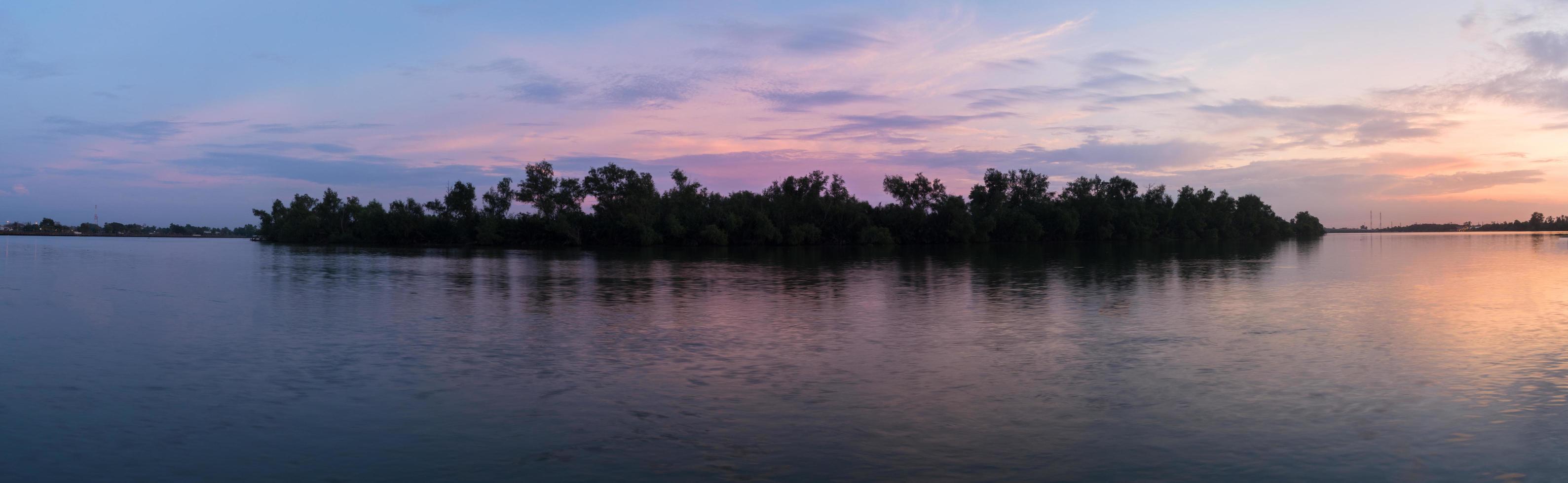 solnedgång vid floden foto