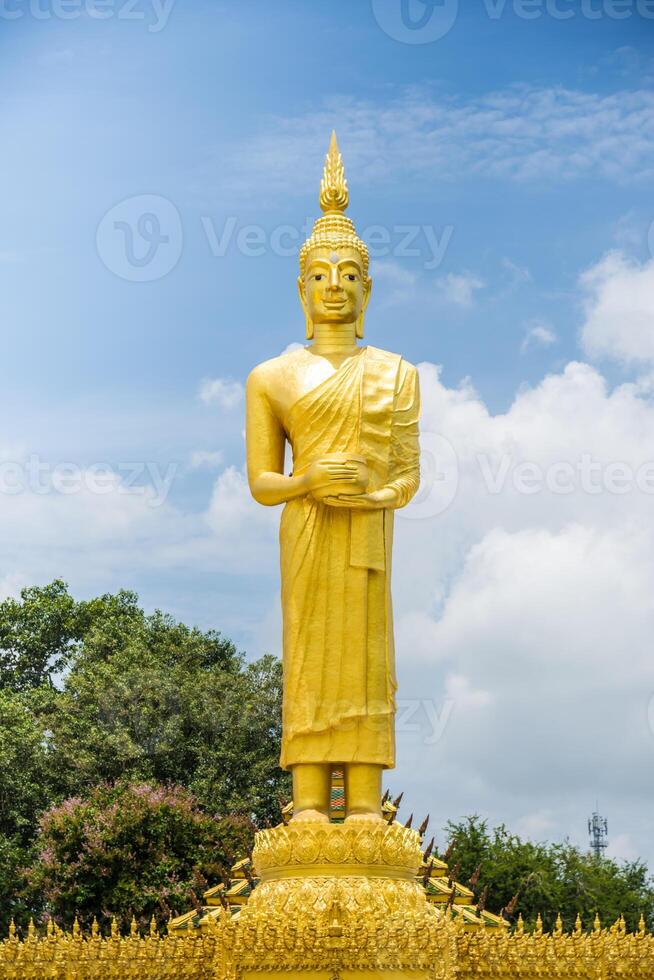 staty vid det gyllene templet av wat paknam jolo foto