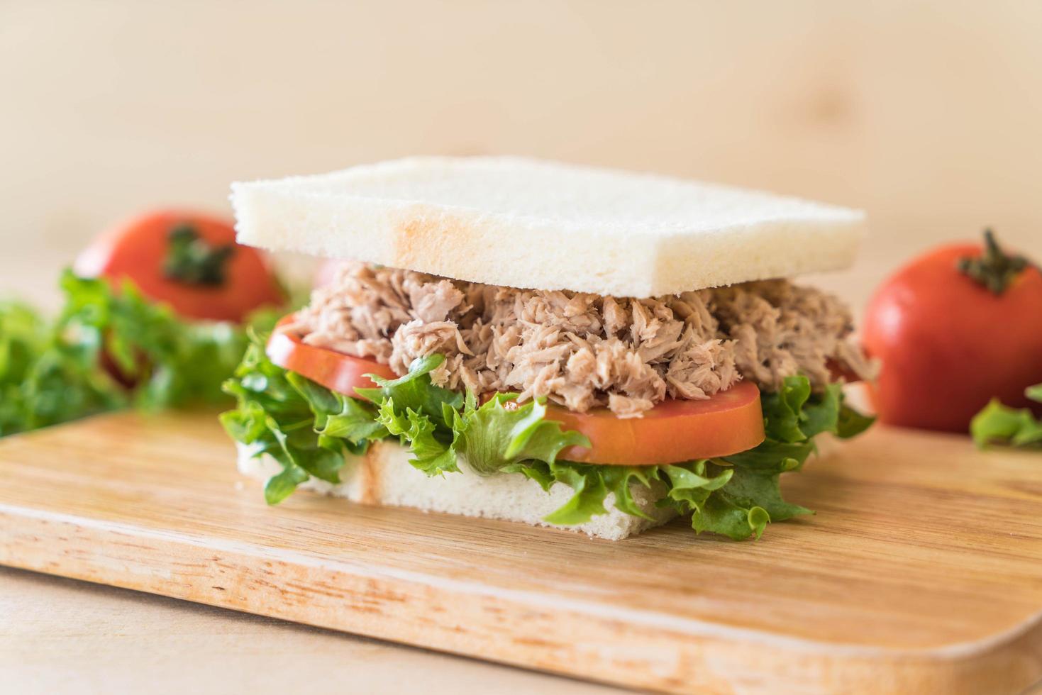 tonfisksmörgås på skärbräda foto