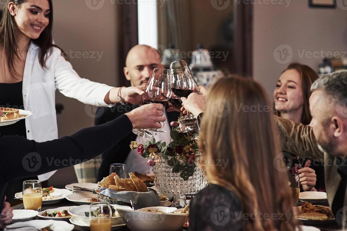 och här vi satte igång en fest. familj vänner har trevlig tid i skön lyx modern restaurang foto