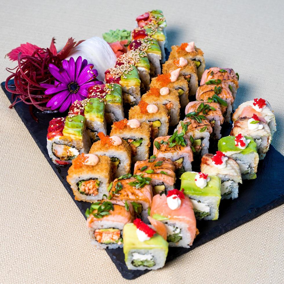 sushi rullar på en tallrik foto