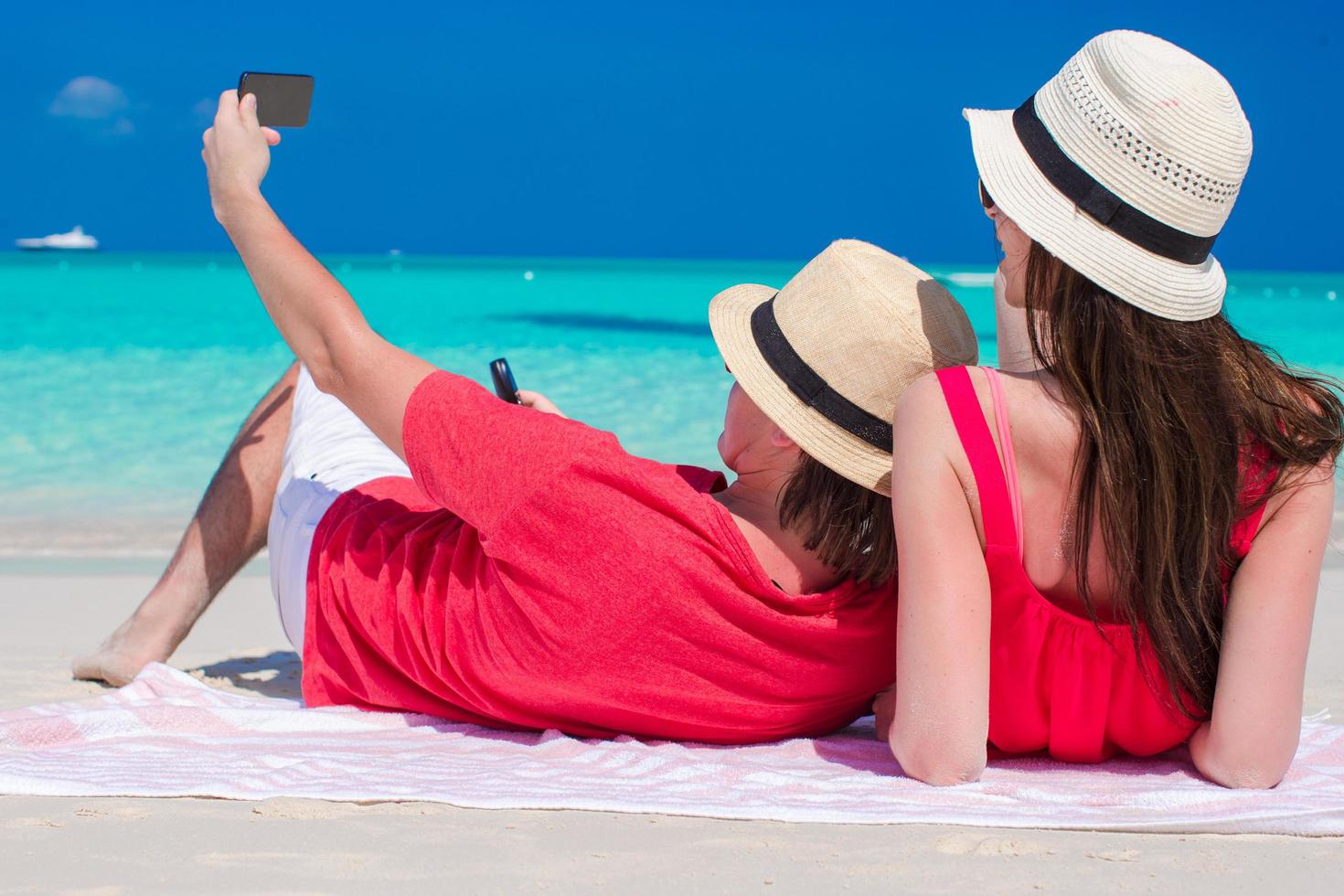 par tar en selfie på en strand foto