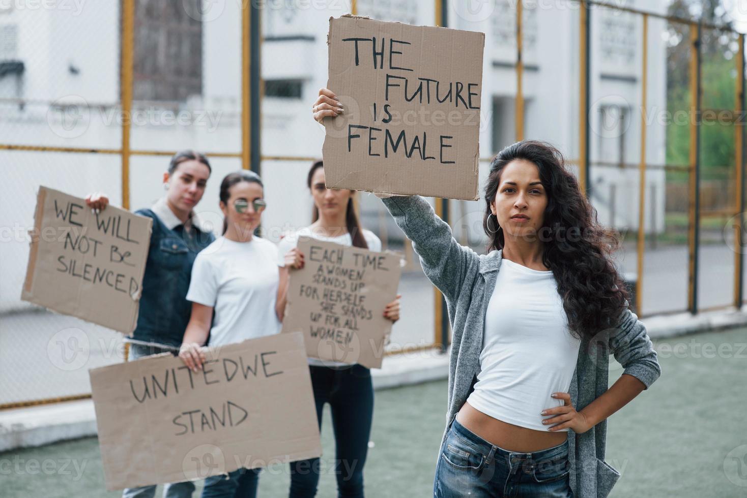 enhet av människor. grupp av feminist kvinnor ha protest för deras rättigheter utomhus foto