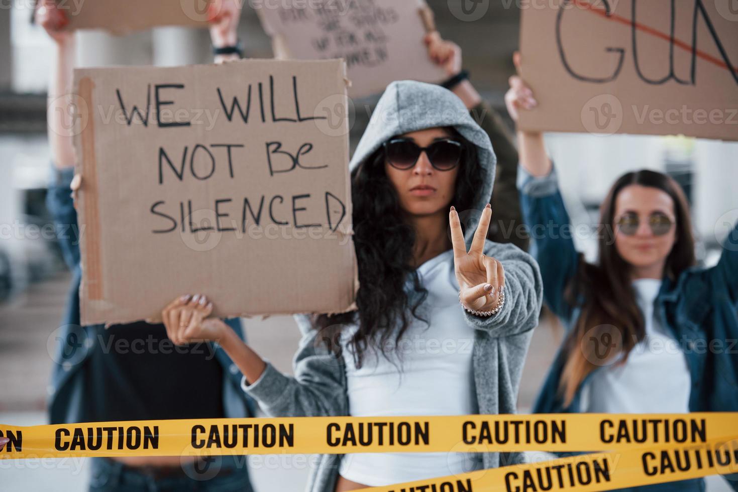 europeisk människor. grupp av feminist kvinnor ha protest för deras rättigheter utomhus foto