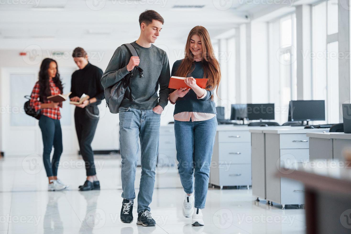 undersökningar ger grymt bra resultat. grupp av ung människor gående i de kontor på deras ha sönder tid foto