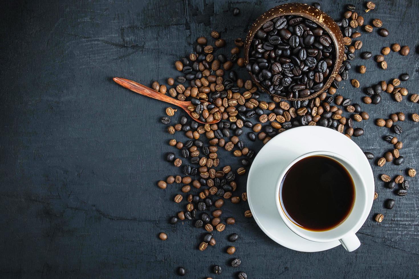 kaffekopp och rostade kaffebönor foto