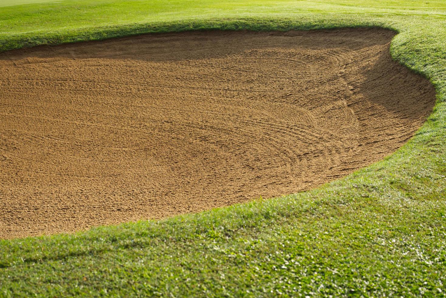 sandlåda bunkra golf kurs bakgrunder, de sandlåda på de golf kurs fairway är Begagnade som en hinder för idrottare till konkurrera foto