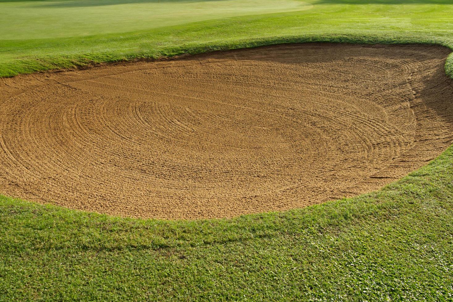 sandlåda bunkra golf kurs bakgrunder, de sandlåda på de golf kurs fairway är Begagnade som en hinder för idrottare till konkurrera foto