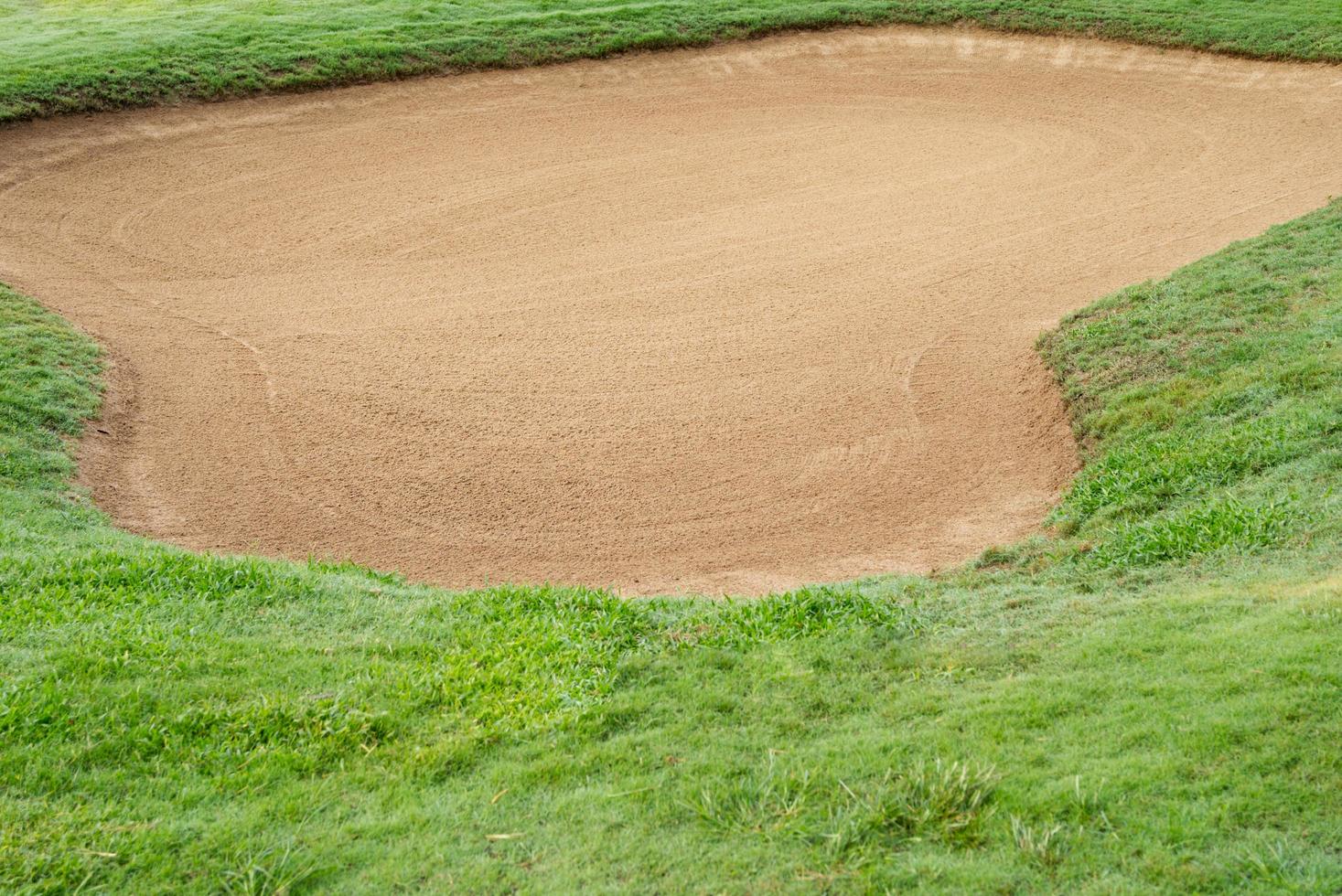 sandlåda bunkra golf kurs bakgrunder, de sandlåda på de golf kurs fairway är Begagnade som en hinder för idrottare till konkurrera foto