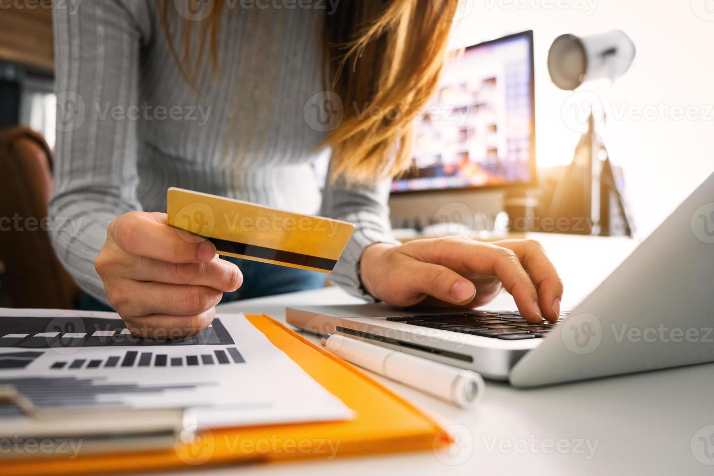affärskvinna hand som använder smart telefon, surfplatta betalningar och håller kreditkort online shopping, omni channel, digital surfplatta dockningsdator på kontoret i solljus foto