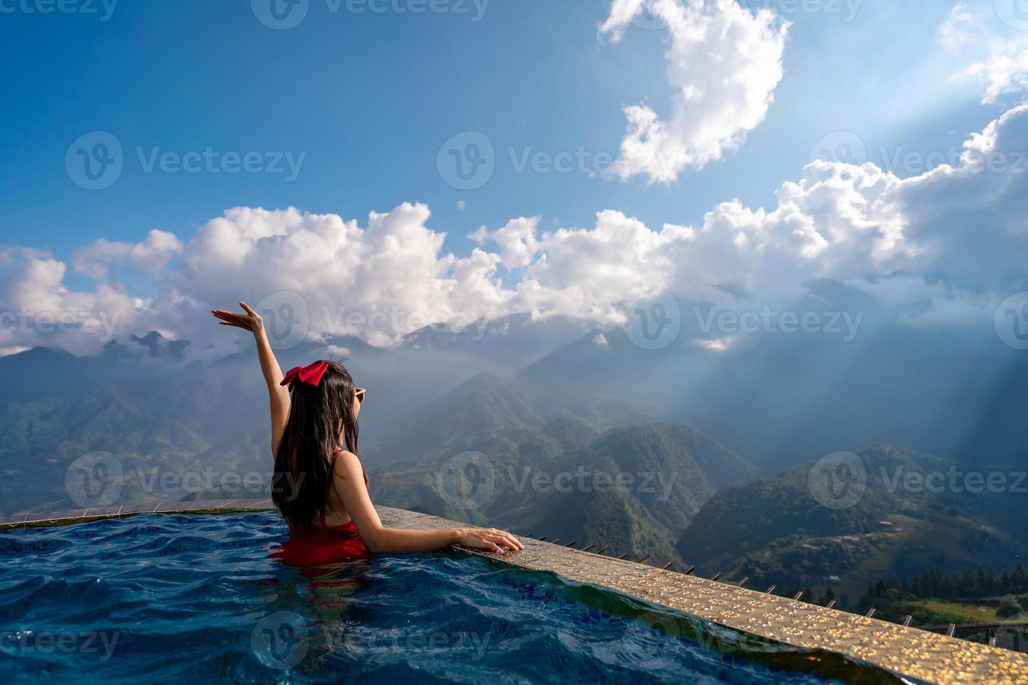 ung kvinna resande avkopplande i himmel slå samman och ser på de skön natur landskap med blå himmel och en solstråle i sapa, vietnam foto