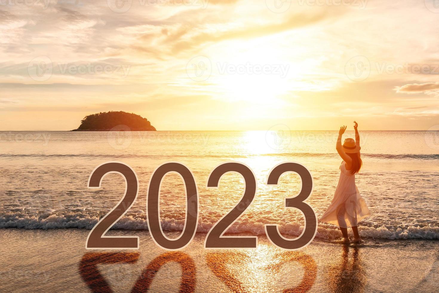 ung kvinna resande ser skön solnedgång på de lugn strand fira ny år 2023, sommar semester begrepp foto