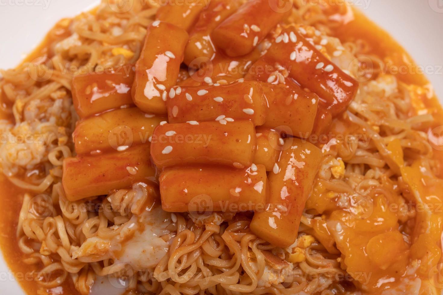 kryddad koreanska mat tteokbokki omedelbar spaghetti foto