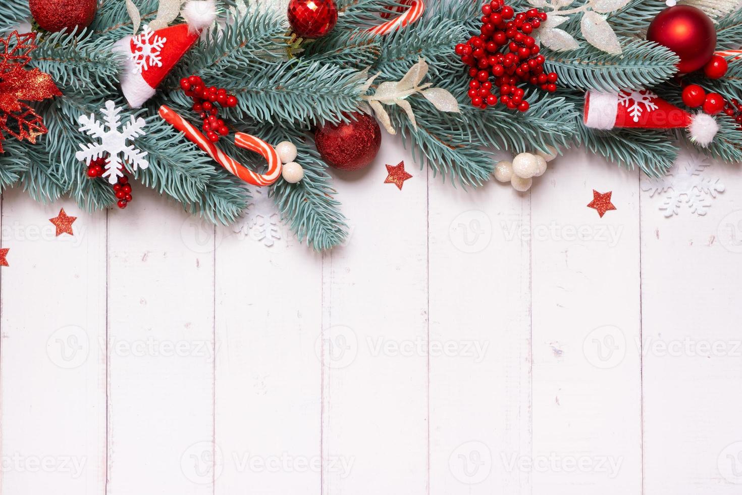 jul sammansättning tillverkad från tall träd, stjärnor och festlig dekorationer topp se. xmas platt lägga foto