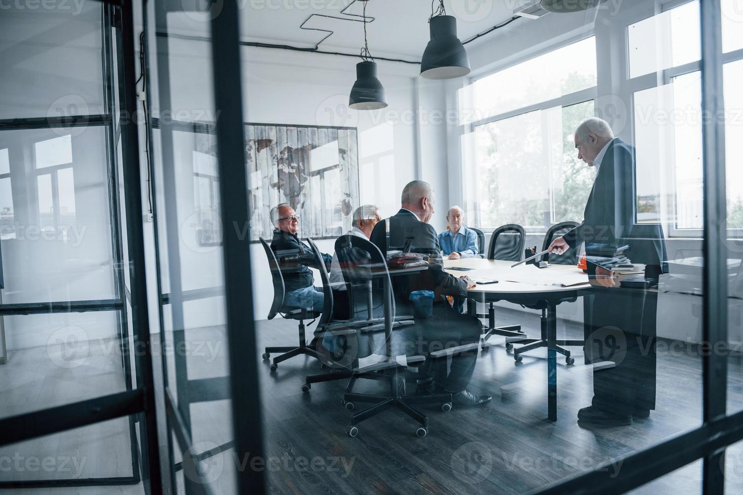 åldrig team av äldre affärsman arkitekter ha en möte i de kontor foto