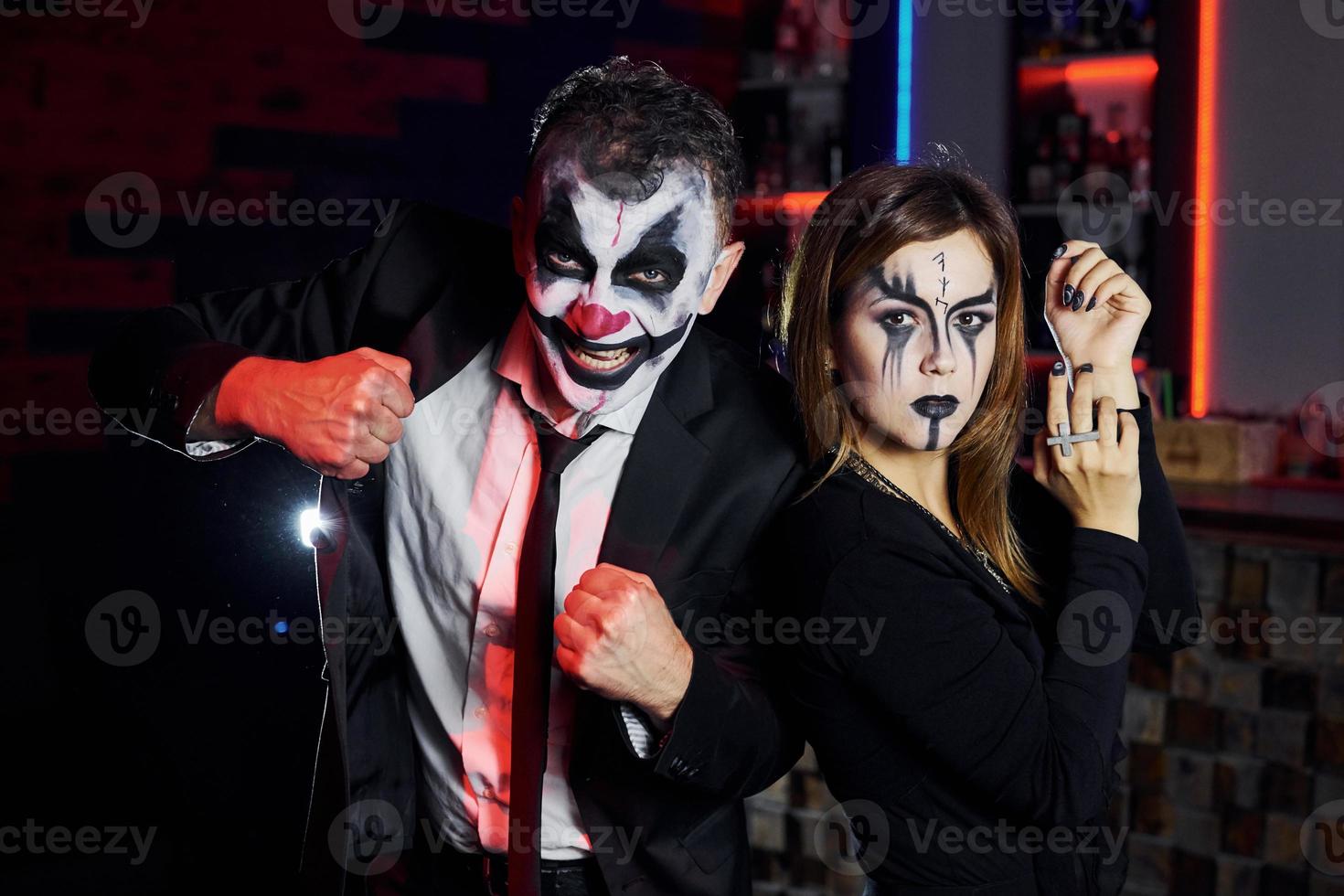 vänner är på de tematiska halloween fest i skrämmande smink och kostymer foto